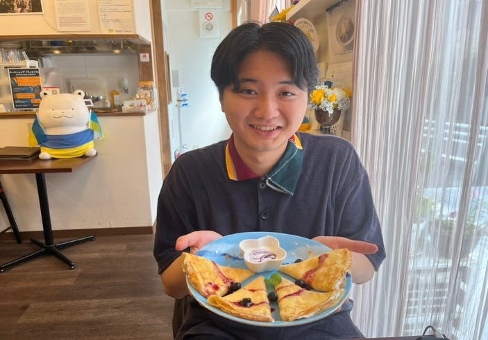 キッチンで料理をしている男性AI 生成コンテンツは誤りを含む可能性があります。