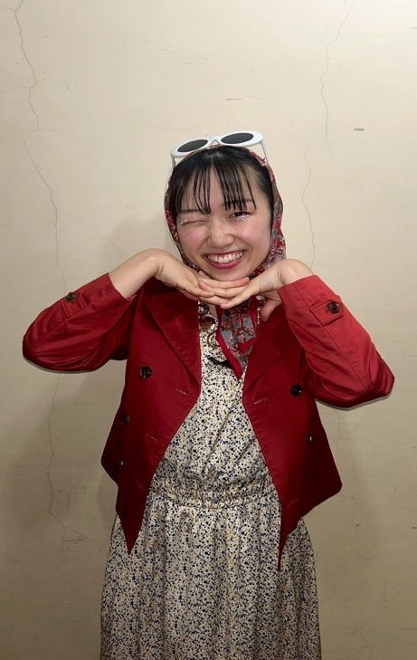 赤いドレスを着た女性AI 生成コンテンツは誤りを含む可能性があります。