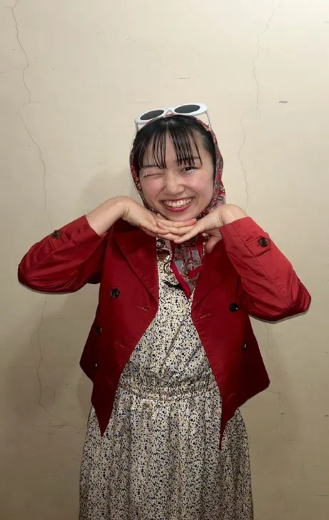 赤いドレスを着た女性AI 生成コンテンツは誤りを含む可能性があります。