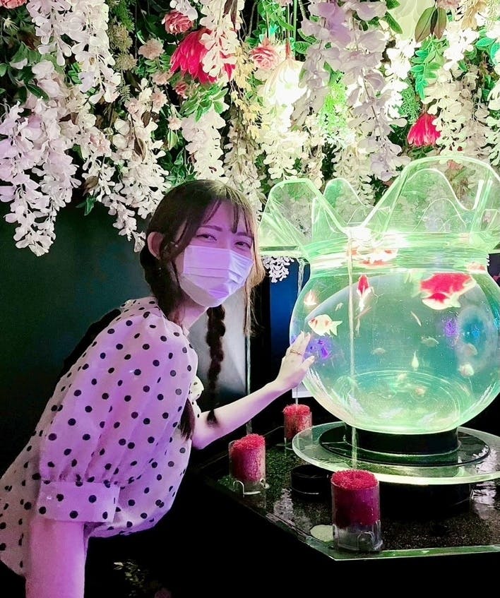 人, 女の子, テーブル, 少し が含まれている画像AI 生成コンテンツは誤りを含む可能性があります。