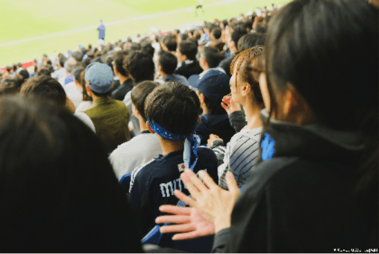 群衆の前にいる男性 AI 生成コンテンツは誤りを含む可能性があります。