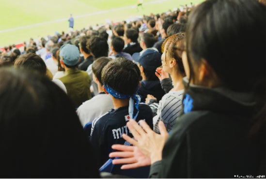 群衆の前にいる男性 AI 生成コンテンツは誤りを含む可能性があります。