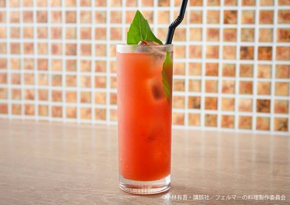 台の上に置かれたドリンクAI 生成コンテンツは誤りを含む可能性があります。