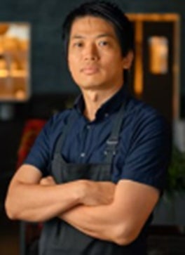 黒いシャツを着ている男性AI 生成コンテンツは誤りを含む可能性があります。