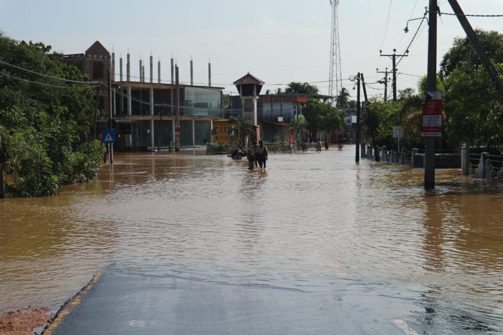 【スリランカ 洪水被害 緊急支援】孤立した集落を訪れる。被災地に届けた“小さな支援” 1 IMG 4795