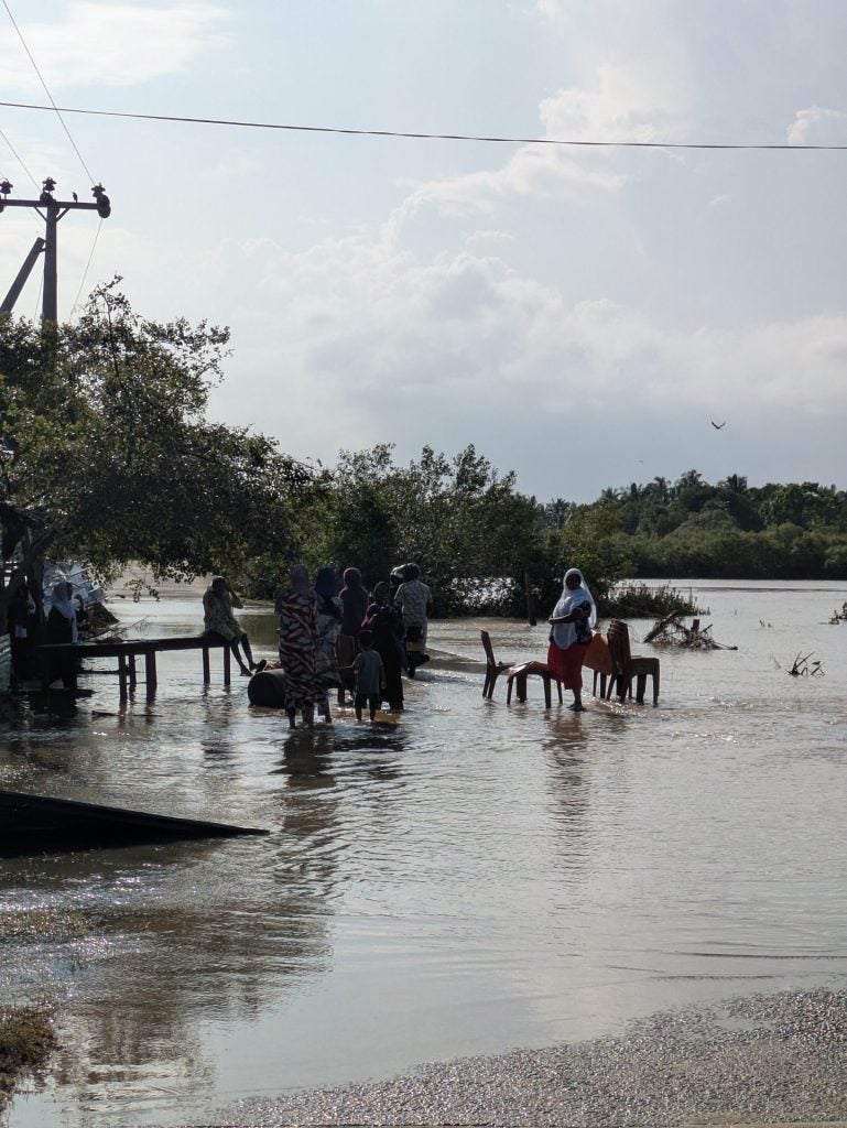 【スリランカ 洪水被害 緊急支援】孤立した集落を訪れる。被災地に届けた“小さな支援” 6 PXL 20251203 094226449