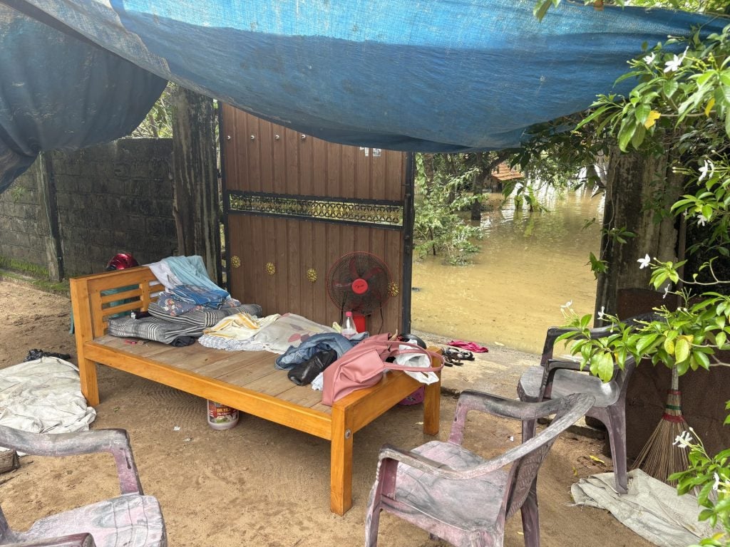 【スリランカ 洪水被害 緊急支援】孤立した集落を訪れる。被災地に届けた“小さな支援” 4 130affb4ad7c97585a117b639fd8aa1d