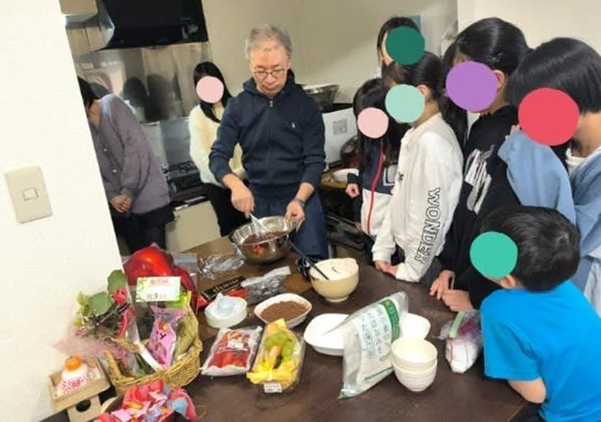 人, 屋内, テーブル, 食品 が含まれている画像 AI 生成コンテンツは誤りを含む可能性があります。