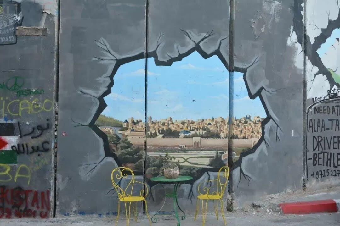 屋外, 建物, ゾウ, 座る が含まれている画像 自動的に生成された説明