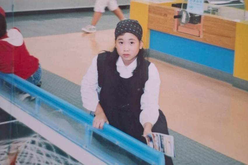 屋内, 人, テーブル, 少年 が含まれている画像AI 生成コンテンツは誤りを含む可能性があります。