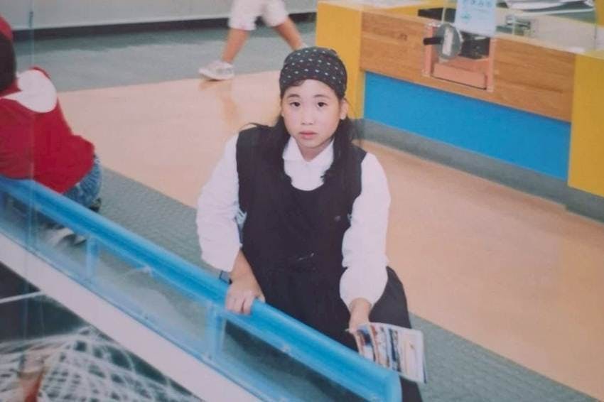 屋内, 人, テーブル, 少年 が含まれている画像AI 生成コンテンツは誤りを含む可能性があります。