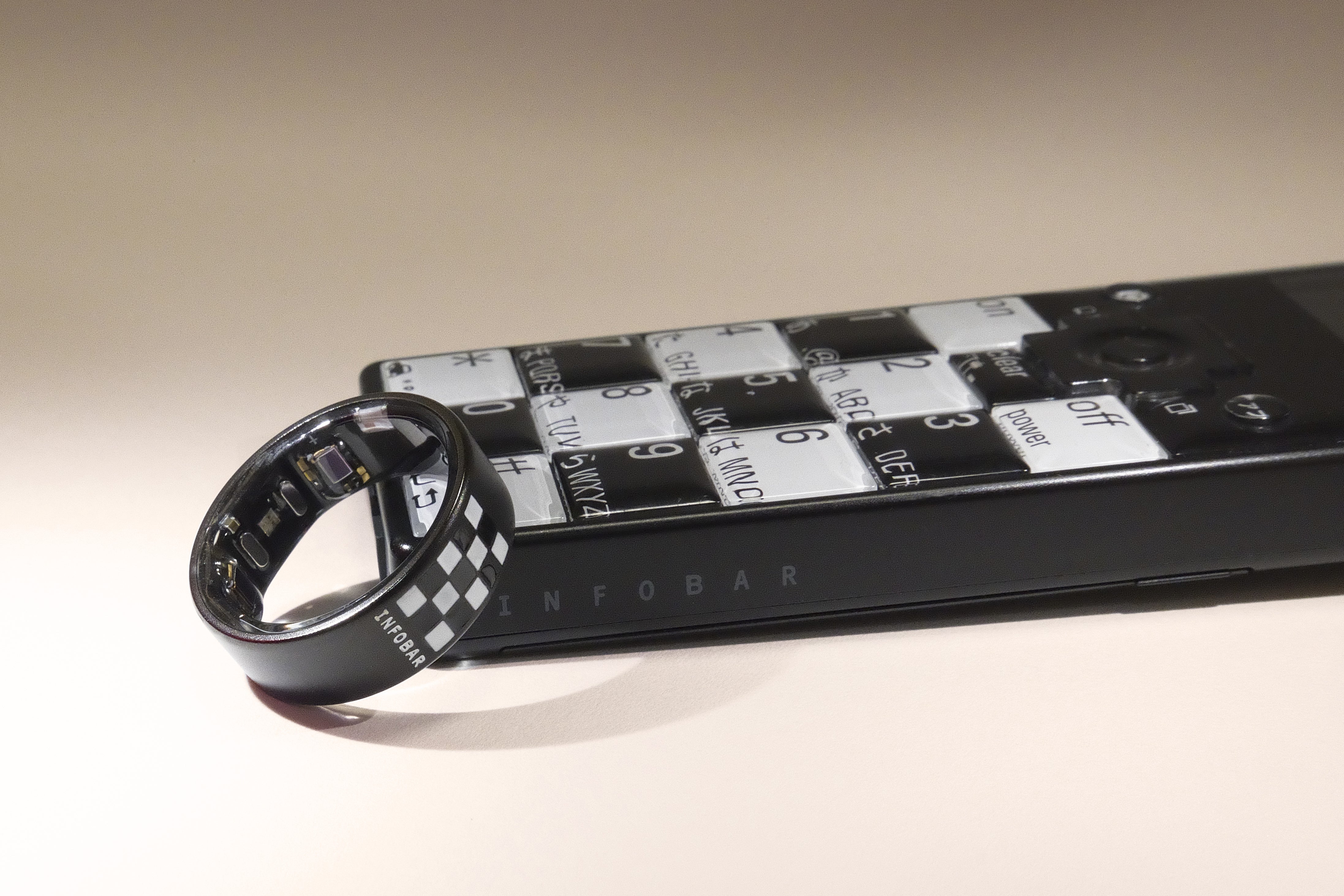 あのデザインが、指先に宿る。スマートリカバリーリングINFOBARコラボ