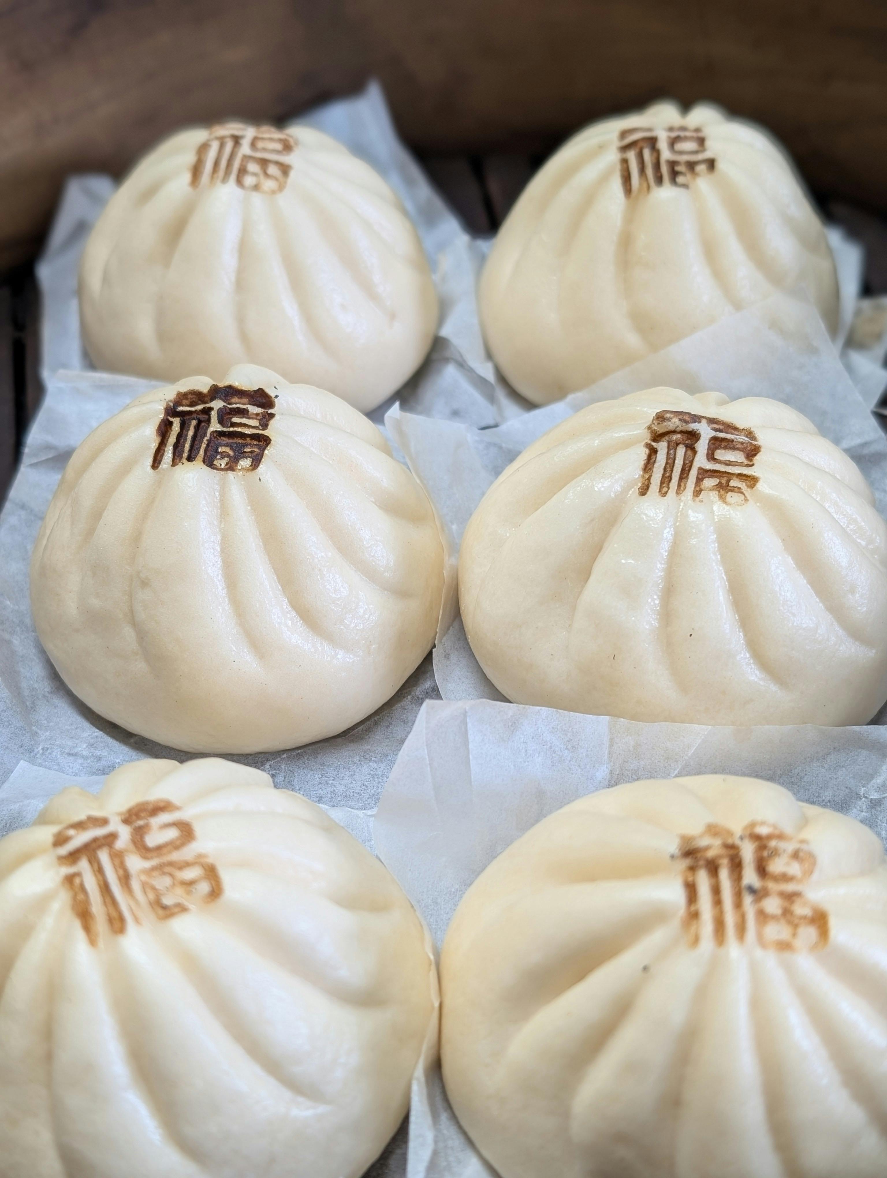 京都の魔除け「鐘馗（しょうき）様」の焼き印入り肉まん。手作りにより作られた肉まんで地域活性。