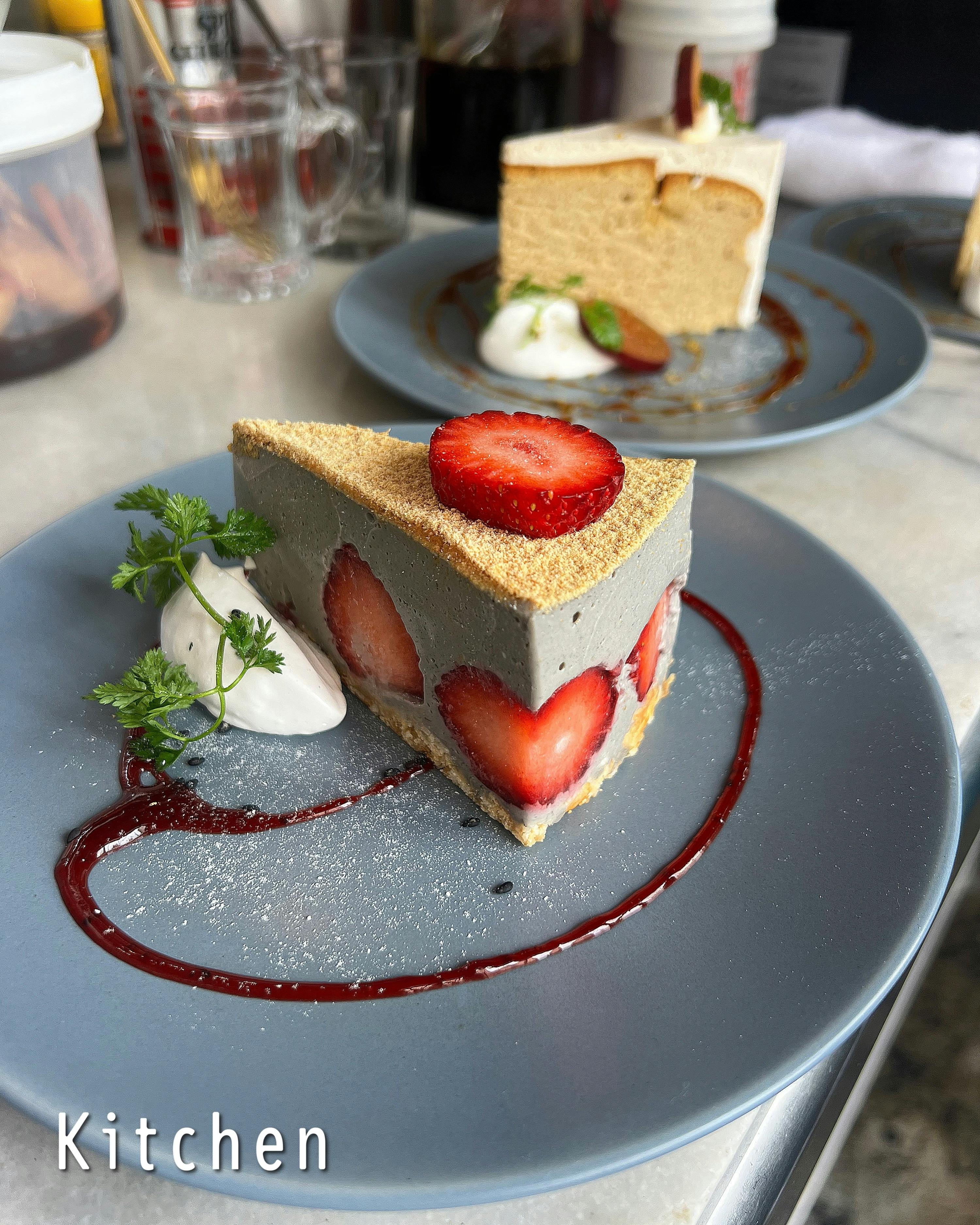 黒ごまと苺、きな粉のレアチーズ