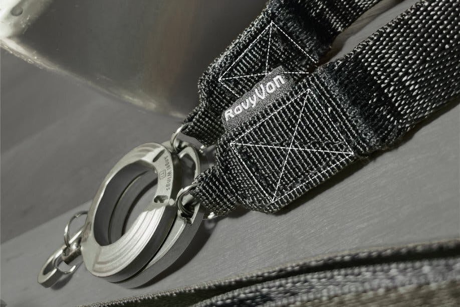 座る, テーブル, 男, 電話 が含まれている画像AI 生成コンテンツは間違っている可能性があります。