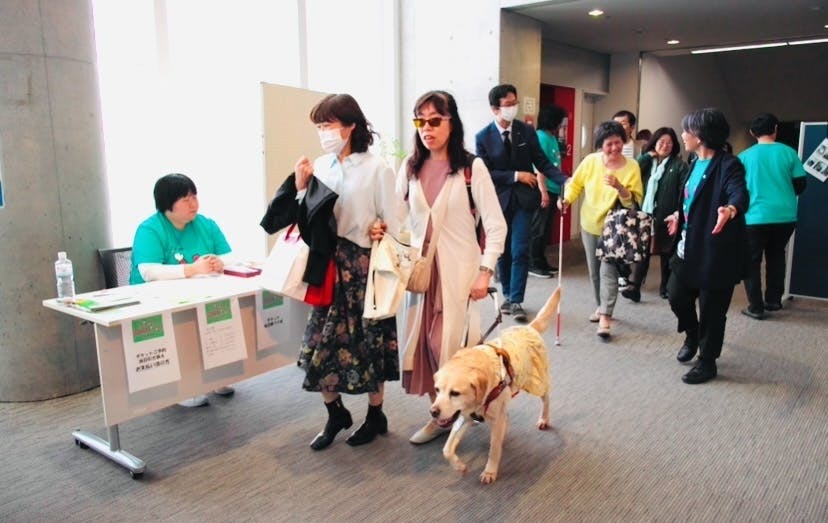 盲導犬と来場する女性