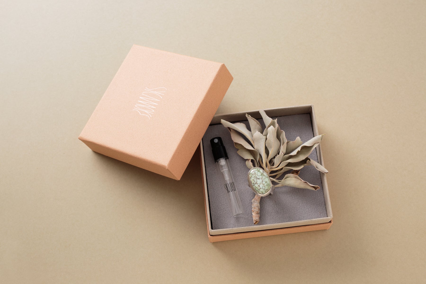 ▲ご購入頂きました全てのBOXにホワイトセイジを添えてお届けしています。