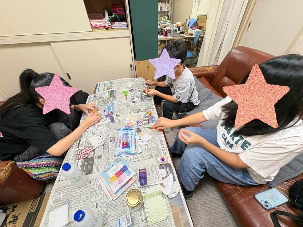 人, 屋内, テーブル, 座る が含まれている画像AI 生成コンテンツは誤りを含む可能性があります。