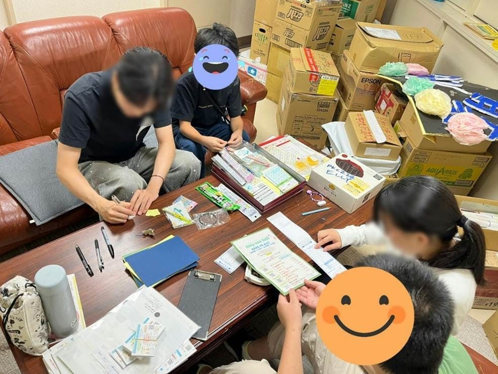 屋内, テーブル, 散らかった, 座る が含まれている画像AI 生成コンテンツは誤りを含む可能性があります。