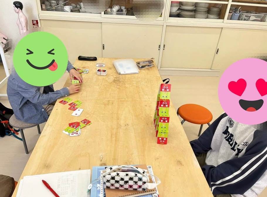 テーブル, 屋内, 座る, 誕生日 が含まれている画像AI 生成コンテンツは誤りを含む可能性があります。