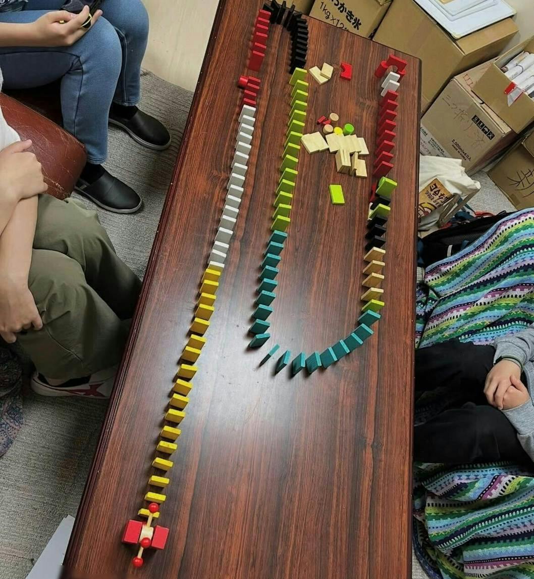 人, 屋内, 座る, 本 が含まれている画像AI 生成コンテンツは誤りを含む可能性があります。