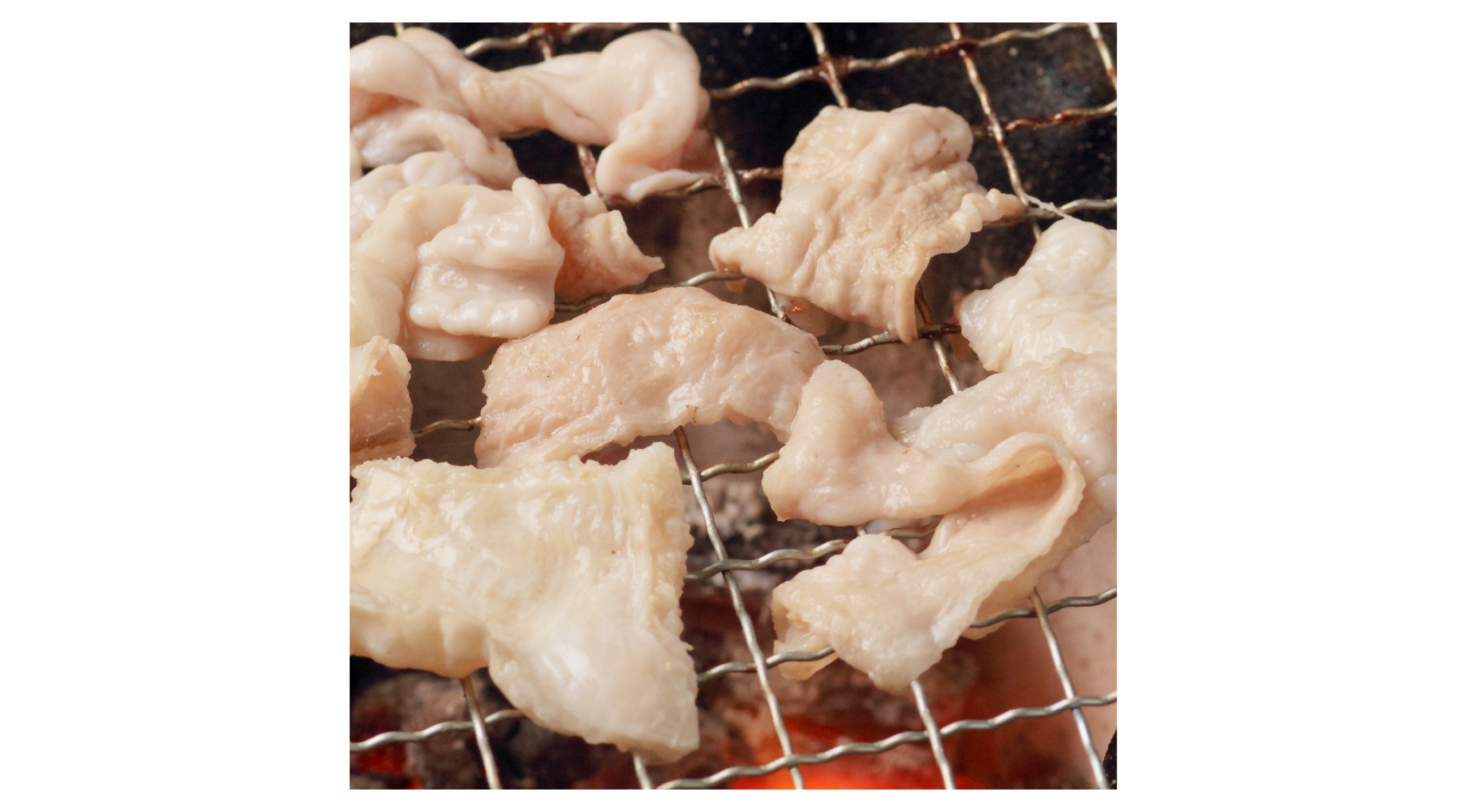 炭火で焼くホルモン