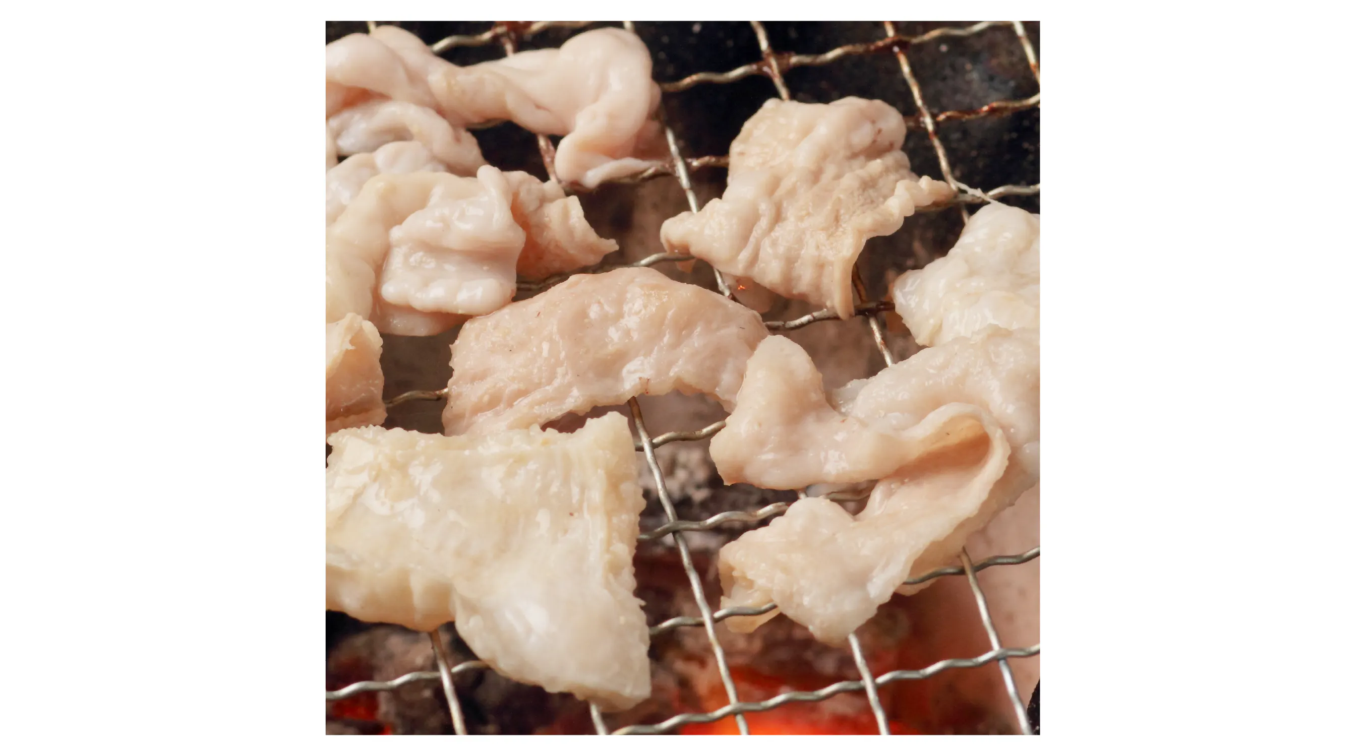 炭火で焼くホルモン