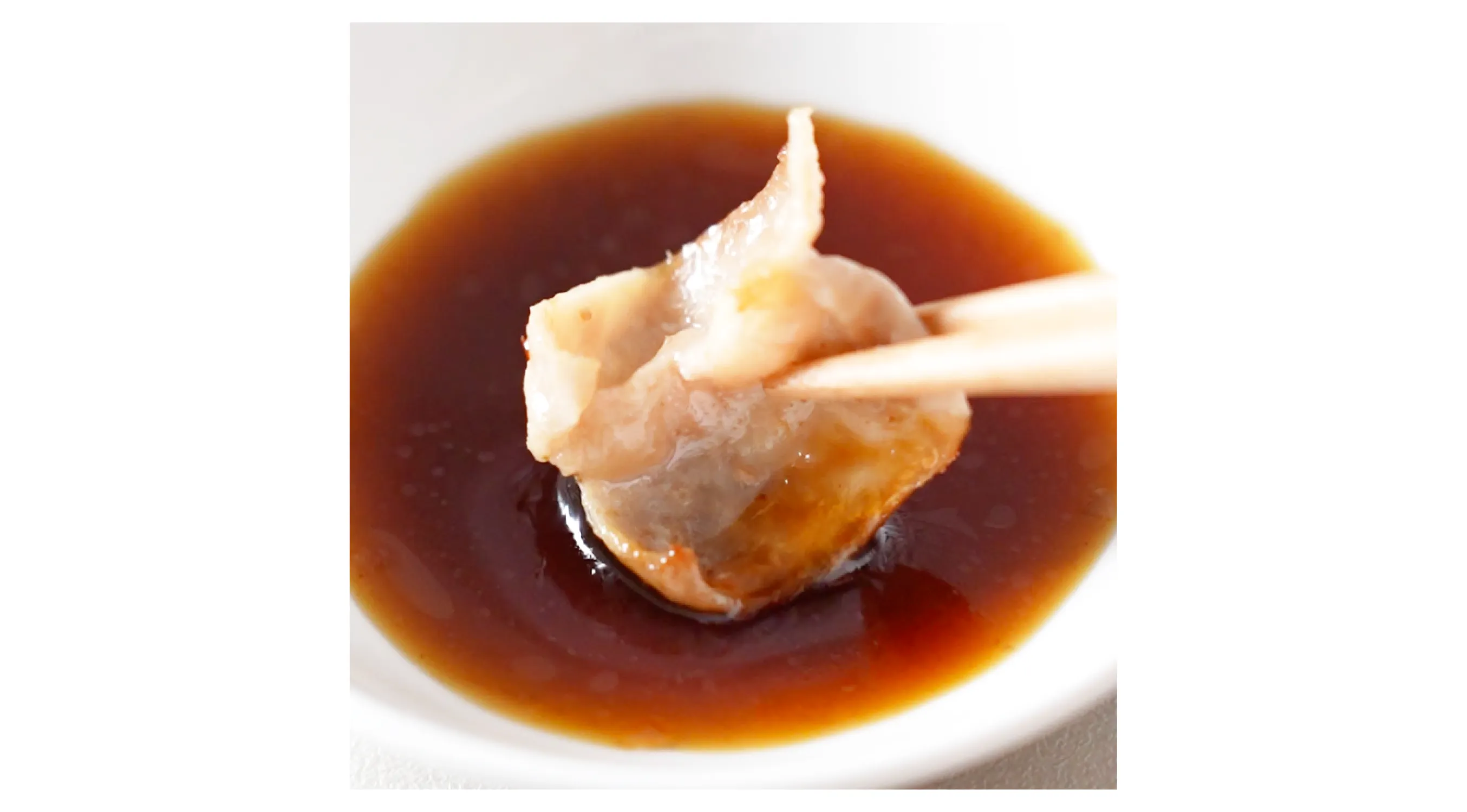 たれにホルモンを付けているところ