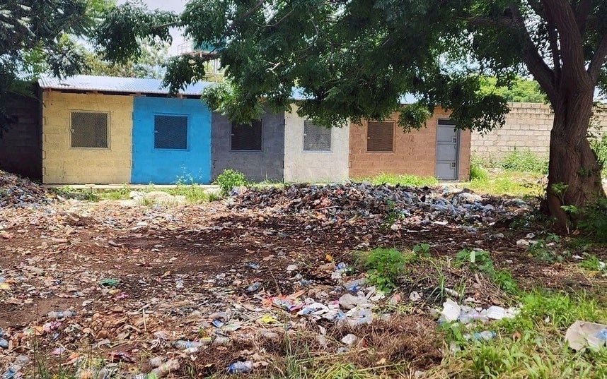 今回完成したゴミ分別場とその前に広がる処理されていないゴミの状況