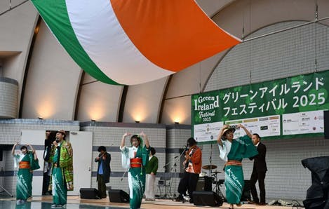 屋内, 人, グリーン, テーブル が含まれている画像AI 生成コンテンツは誤りを含む可能性があります。