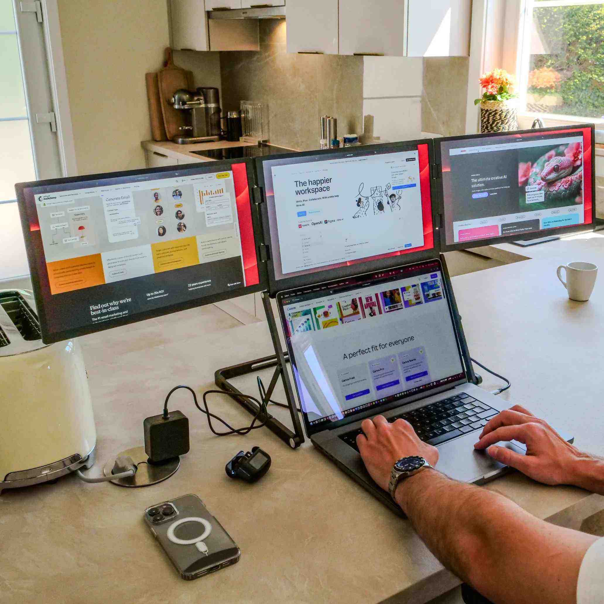 ノートPCを瞬時に3画面へ 折りたたみ式トリプルディスプレイ TriCreate