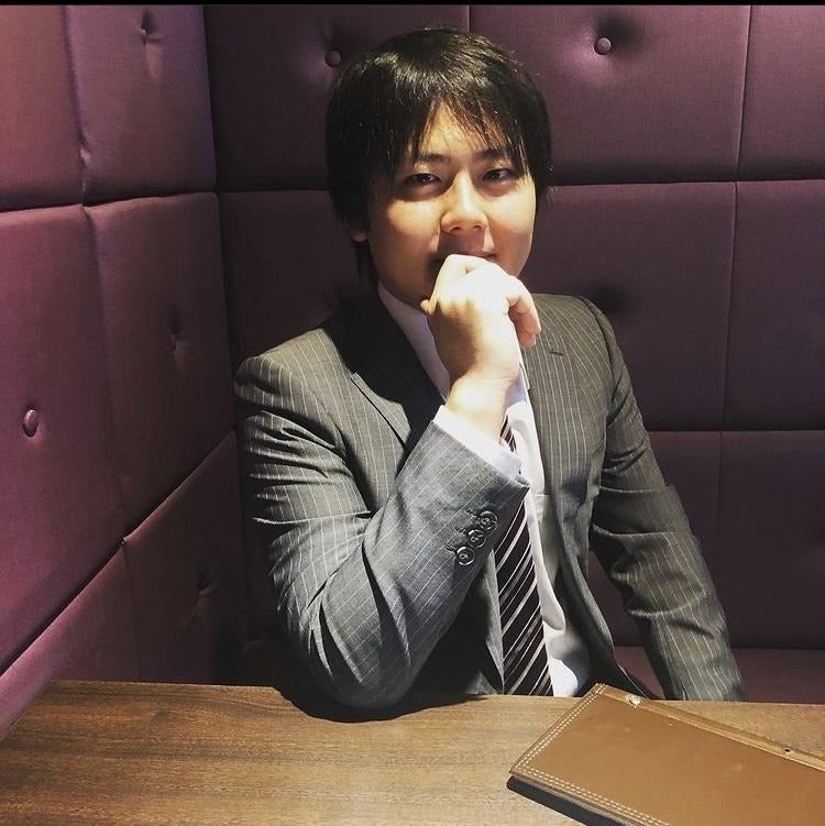 人, 座る, 屋内, 若い が含まれている画像 説明は自動で生成されたものです