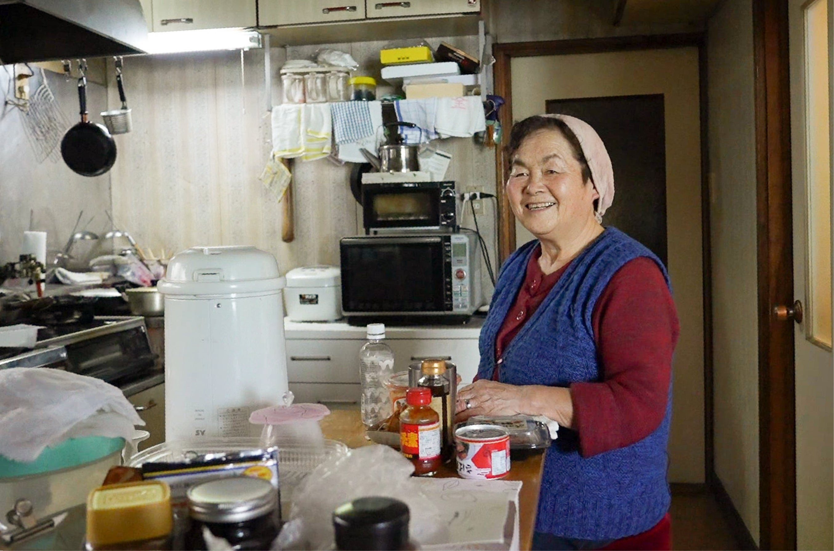 台所でお店やホルモンへの想いを、大切そうに話してくれるおばあちゃん
