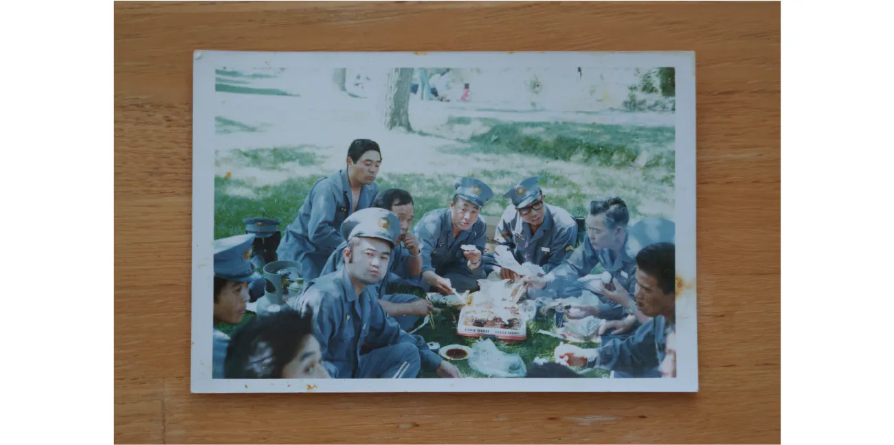 当時、おばあちゃんのホルモンを焼く消防団の皆さま。