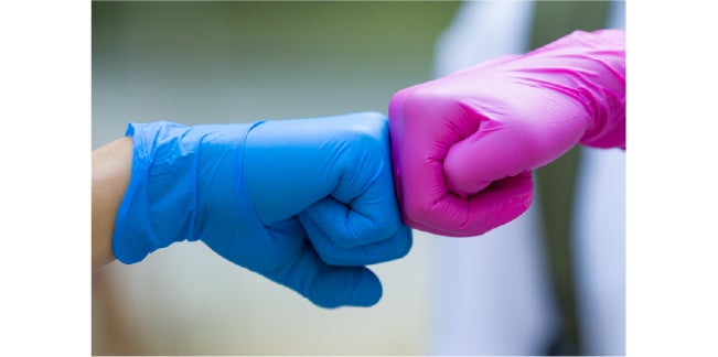 ゴム手袋でグーパンチする様子