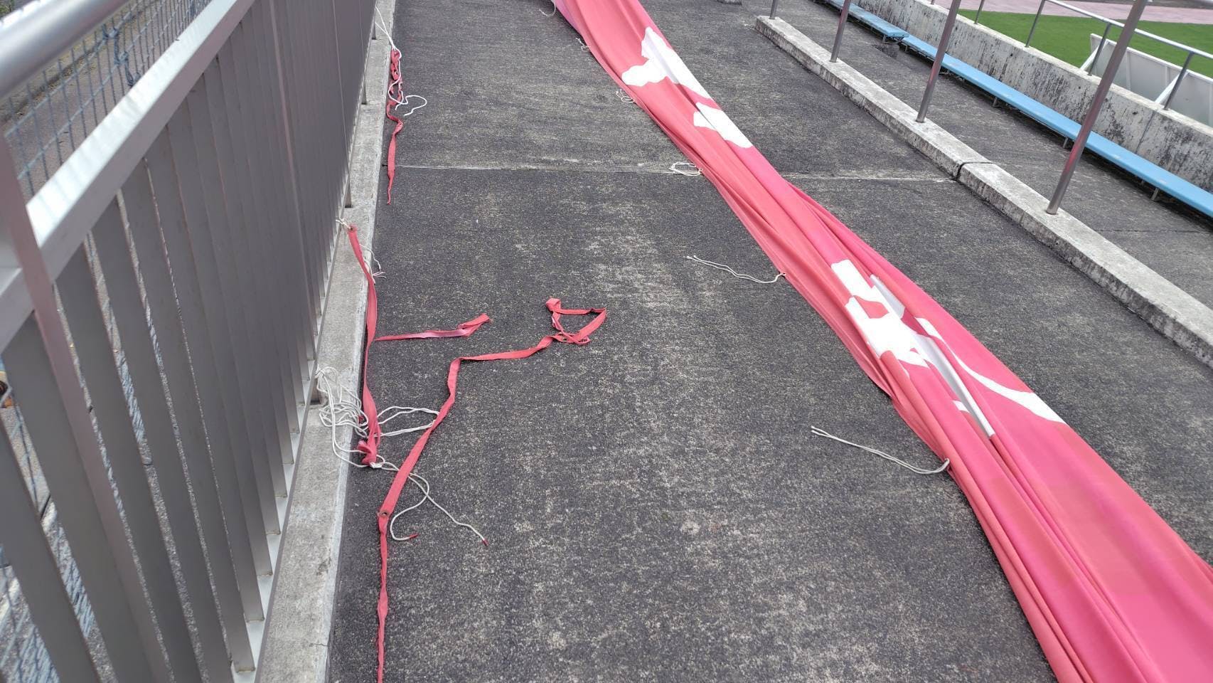 横断幕下側の布がちぎれてしまいました