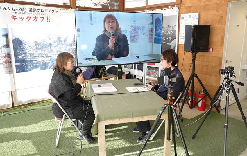 椅子に座ってノートパソコンで作業をしている男性AI 生成コンテンツは誤りを含む可能性があります。