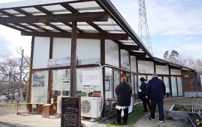 建物の前を歩く人AI 生成コンテンツは誤りを含む可能性があります。