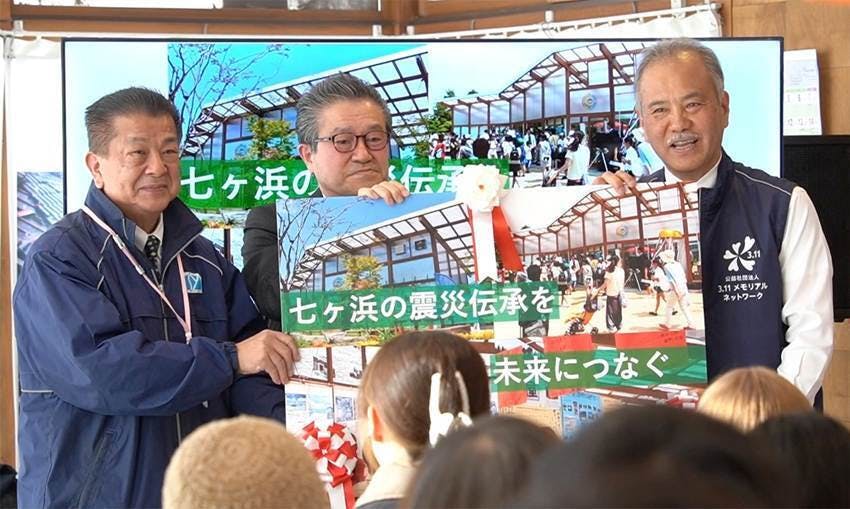 人, 屋内, テーブル, 男 が含まれている画像AI 生成コンテンツは誤りを含む可能性があります。