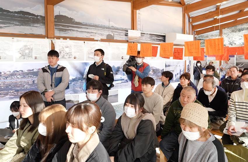 建物の前にいる人々AI 生成コンテンツは誤りを含む可能性があります。