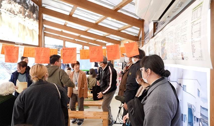 カウンターに並んだ人々AI 生成コンテンツは誤りを含む可能性があります。