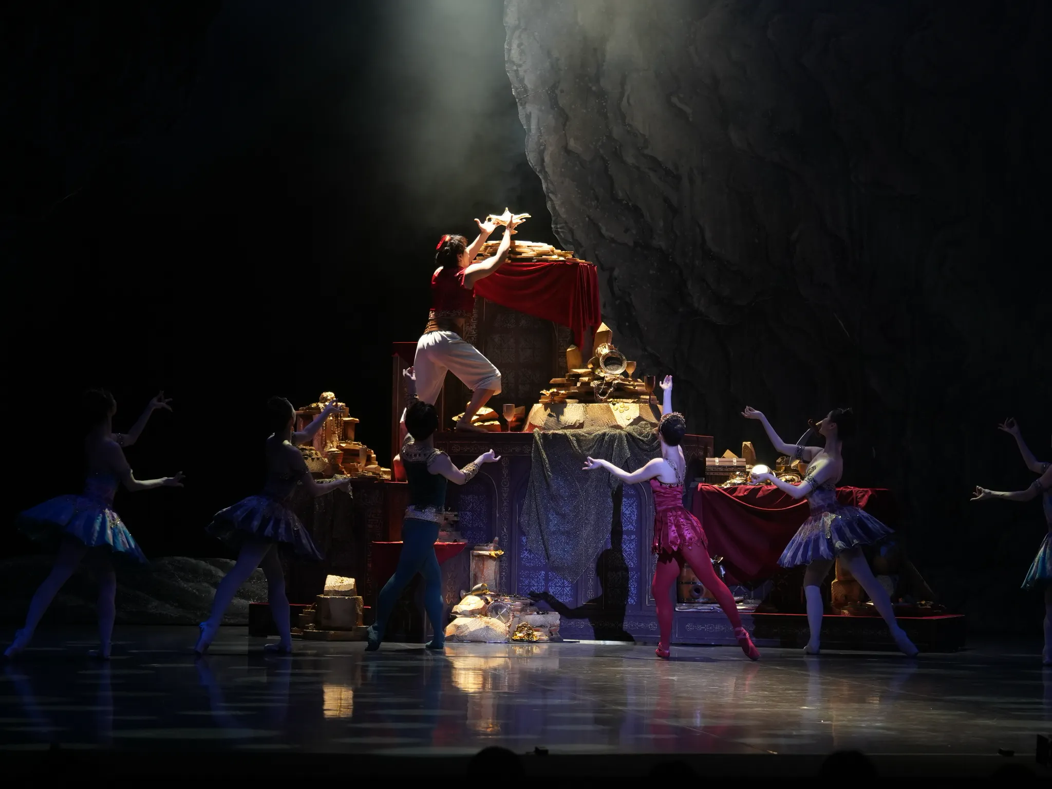 屋内, 座る, テーブル, 鳥 が含まれている画像AI 生成コンテンツは誤りを含む可能性があります。