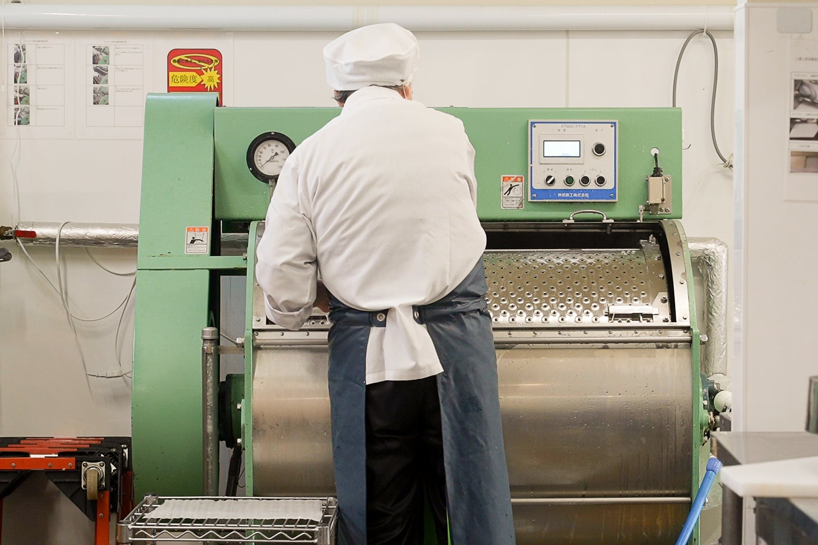 ホルモン洗浄機のメンテナンスをする職人