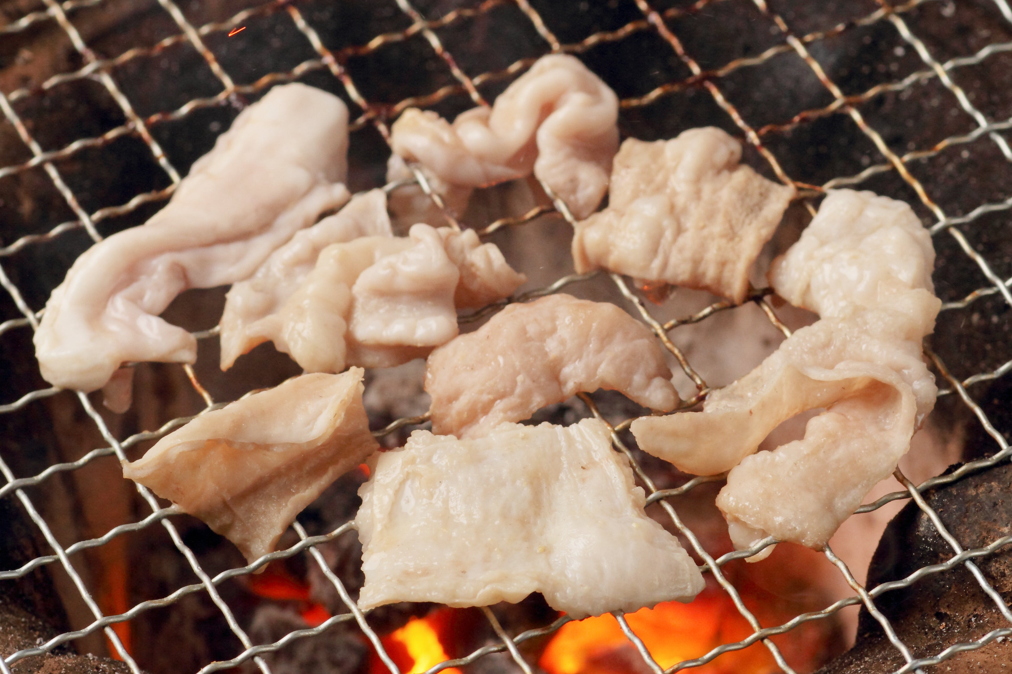 炭火で焼くおばあちゃんのホルモン