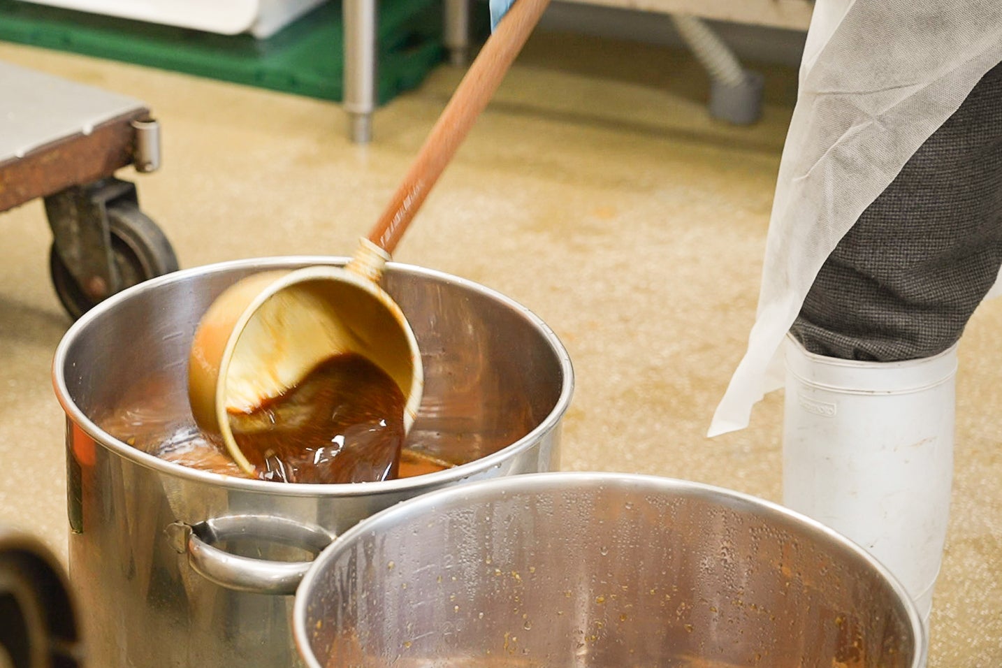 たれを混ぜるおばあちゃん