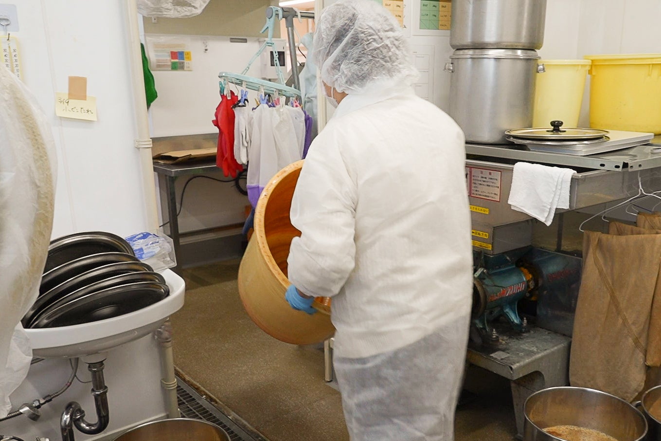 片付けをするおばあちゃん