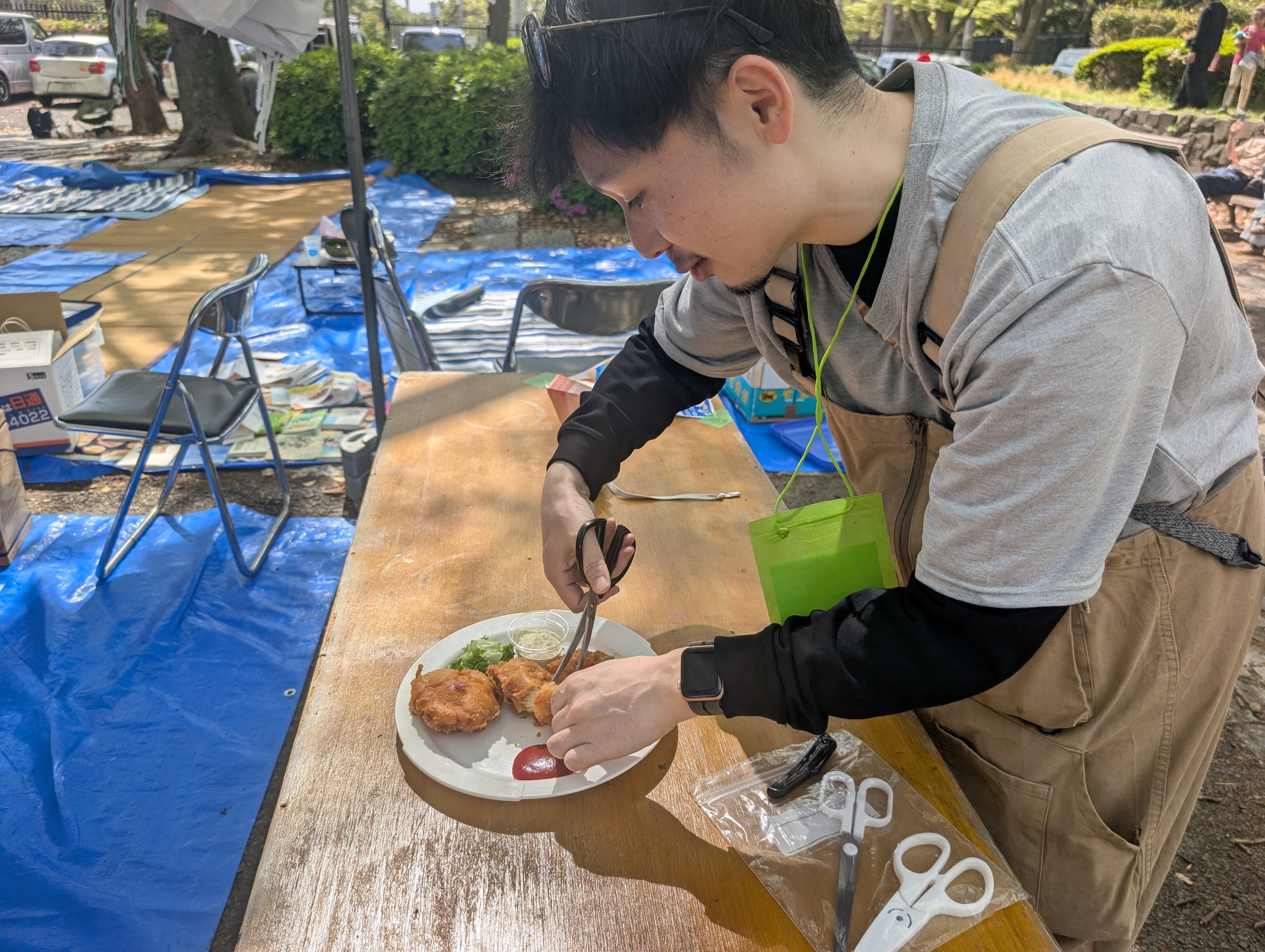 食バサミでチキンフライを刻んでいる写真