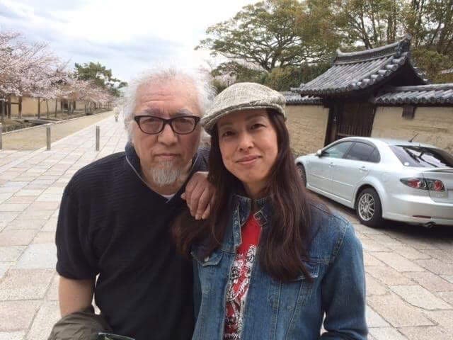 車の前に立っている男性AI 生成コンテンツは誤りを含む可能性があります。
