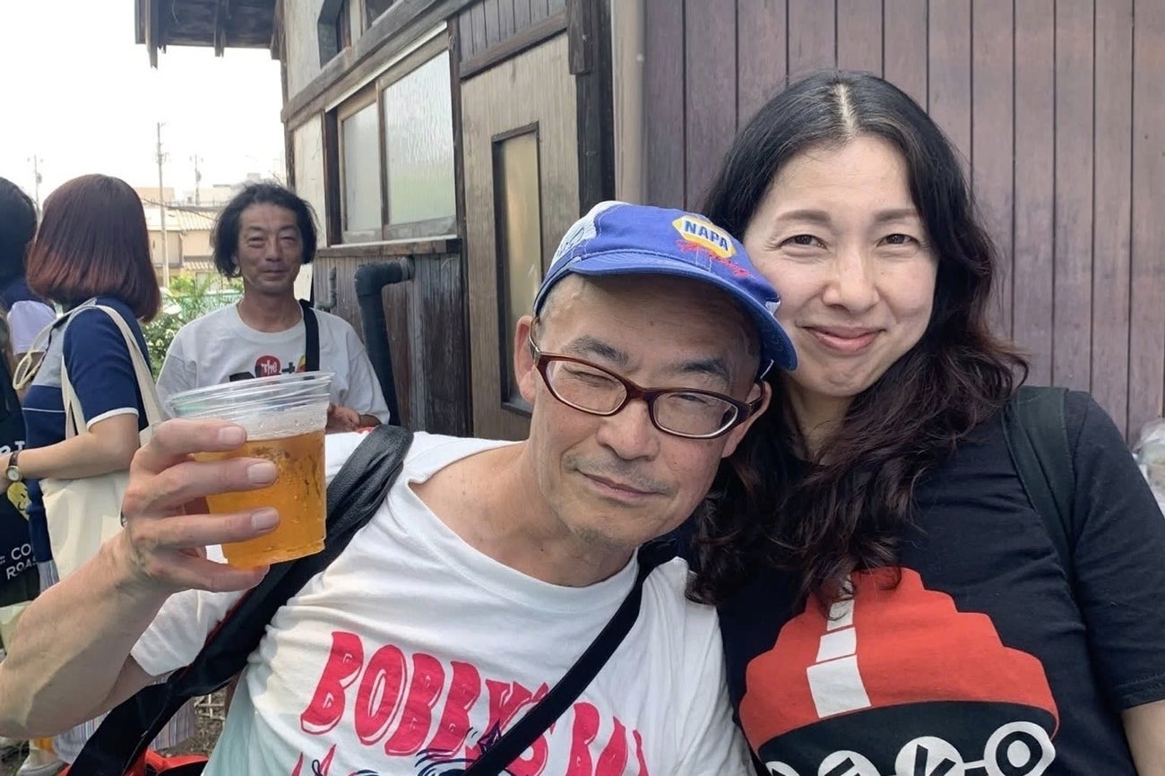 野球場の観客席に座っている男性と女性AI 生成コンテンツは誤りを含む可能性があります。
