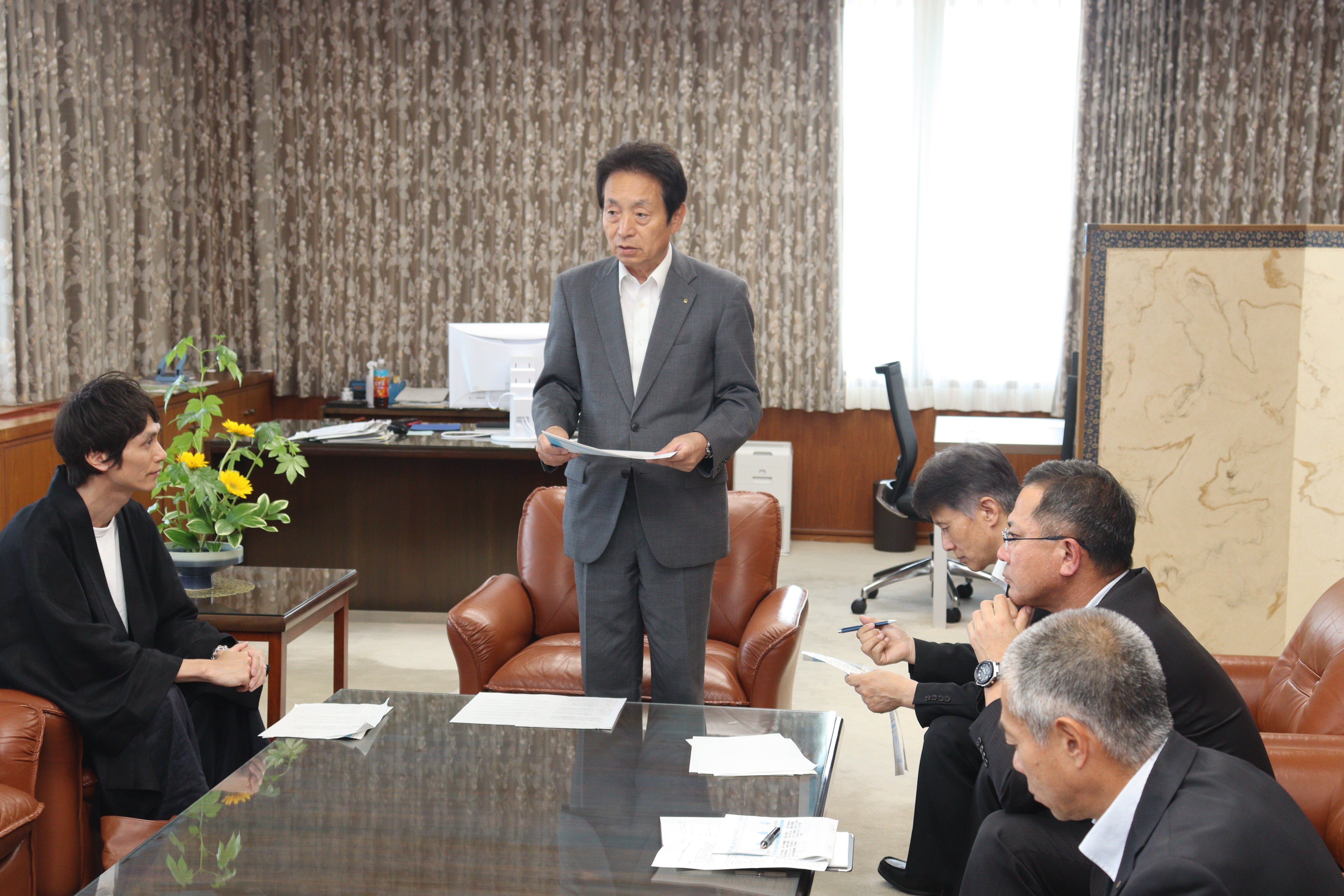 羽咋市の市長・副市長をはじめ、関係者の皆さまの前で、サテライトオフィス進出を表明
